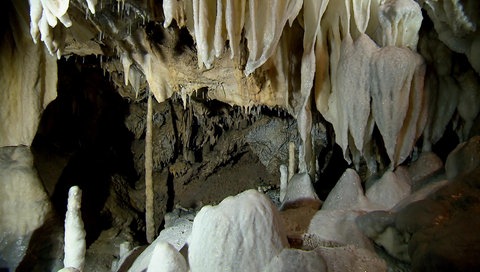 Blick in eine Tropfsteinhöhle.