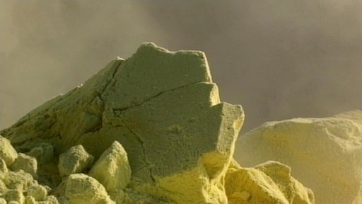 Gelb gefärbtes Gestein.