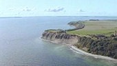 Luftaufnahme einer steil abfallenden Küste auf Rügen.