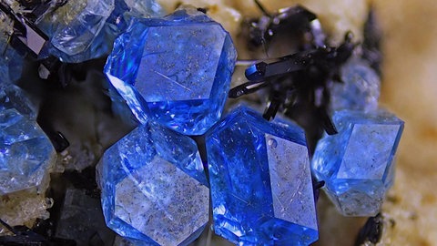 Mehrere blaue Hauyn-Steine.