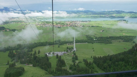 Sicht von einer Berggondel runter ins Tal