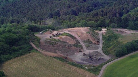 Luftbild: Gesteinsabbau in der Eifel.