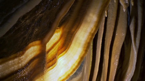 In Schichten eingefärbte dünne Kalkformation.