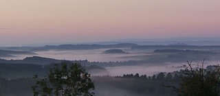 Blick in ein wolkenbedecktes Eifel-Tal