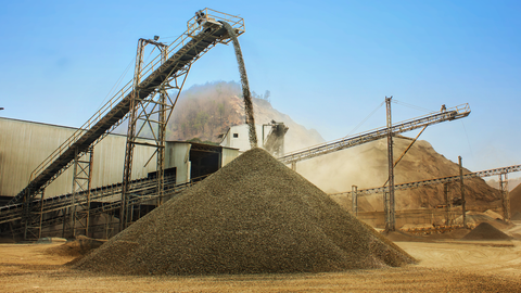 Förderband lädt Bauschutt ab.