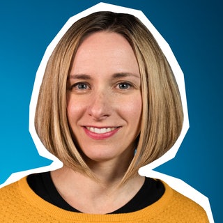 Presenterin der Folge zu Prisma und Zylinder im kolleg24 Mathematik