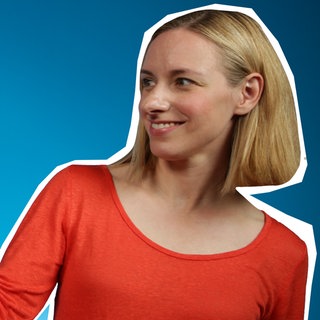 Presenterin der Folge zu Umfang und Winkeln von Dreiecken im kolleg24 Mathematik