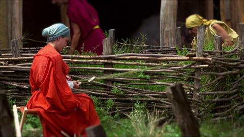 Frauen fertigen ein Weidengeflecht. (Foto: SWR – Screenshot aus der Sendung)