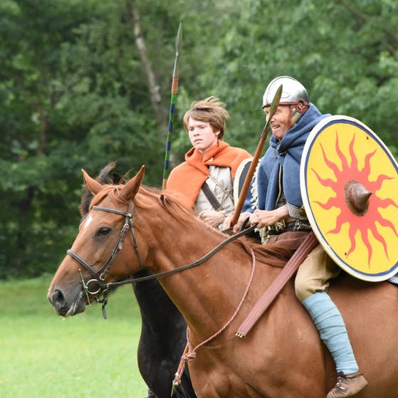 Zwei Reiter mit Waffen und Schild auf Pferden. (Foto: Peter Prestel)