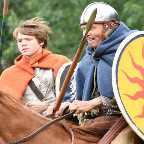 Ein keltisch gekleideter Mann und Junge reiten mit Schilden und Speren bewaffnet. (Foto: SWR – Screenshot aus der Sendung)