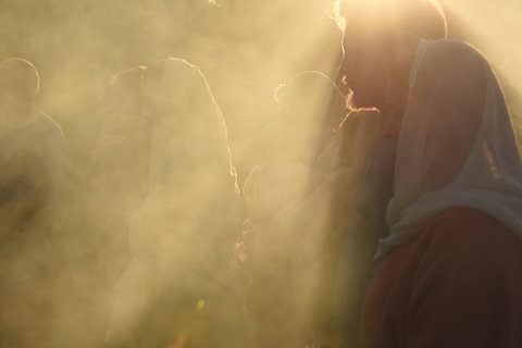 Spielszene von mehreren altertümlich gekleideten Menschen.