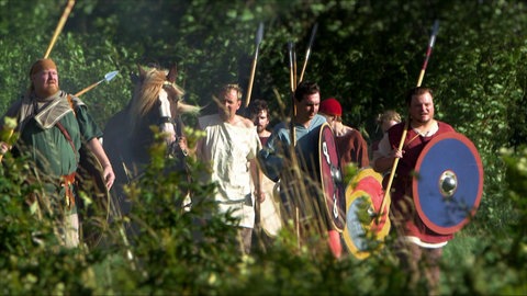 Gruppe Germanen zu Fuß im Wald.