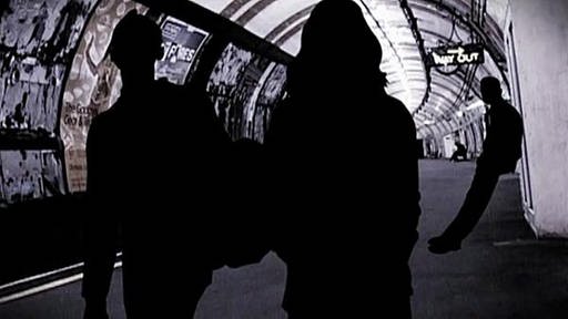 Ein gewölbter Gang, in dem die Schattenrisse von drei Personen zu sehen sind (Foto: SWR/Mosaic Films – Screenshot aus der Sendung)