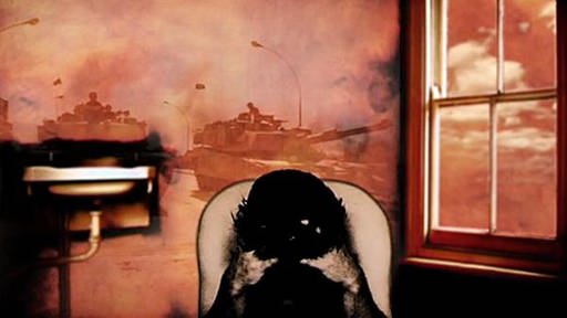 Zeichnung einer Person in einem Sessel. Auf der Wand hinter ihr fahren Panzer eine Straße herunter. (Foto: SWR/Mosaic Films – Screenshot aus der Sendung)