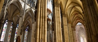 Menschen feiern die Ostermesse im Kölner Dom