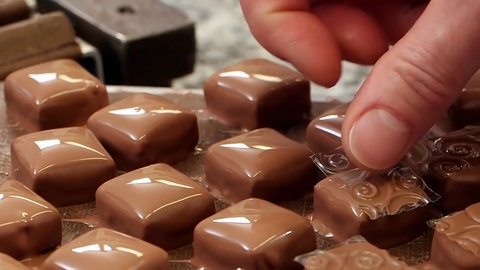 Sujetbild aus dem Film: Pralinen machen