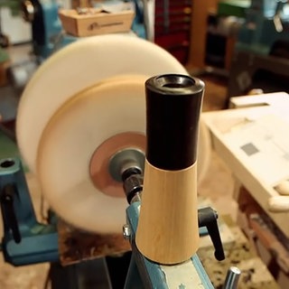 Sujetbild aus dem Film: Pfeffermühle drechseln