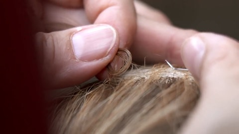 Sujetbild aus dem Film: Perücke knüpfen