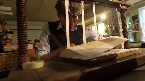 Sujetbild aus dem Film: Buch binden
