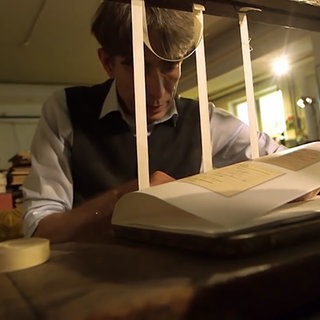 Sujetbild aus dem Film: Buch binden