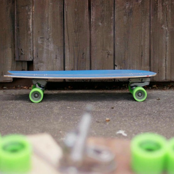 Surfskate vor Holzwand, im Vordergrund Bauteile. (Foto: SWR – Screenshot aus der Sendung)