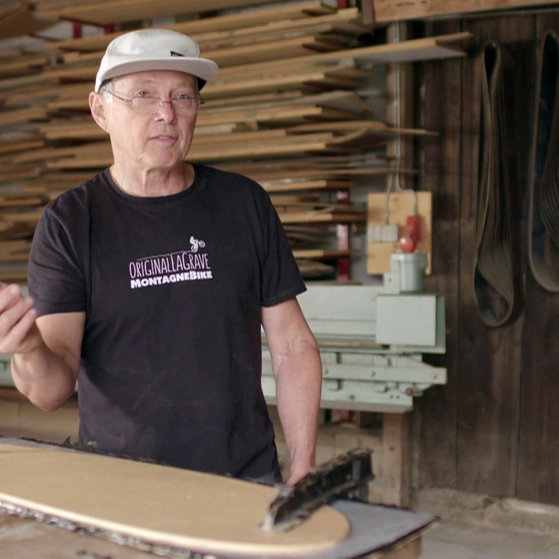 Martin Sammet vor Grundform des Surfskates. (Foto: SWR – Screenshot aus der Sendung)