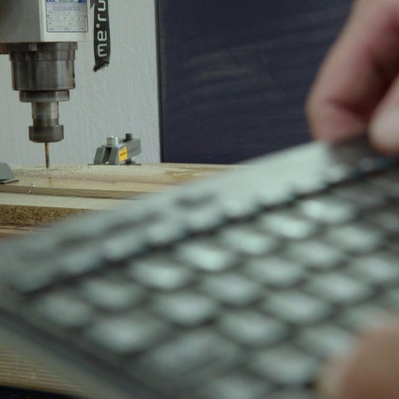 Maschinell gesteuerte Bohrmaschine, Tastatur im Vordergrund. (Foto: SWR – Screenshot aus der Sendung)