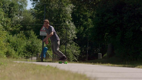 Surfskater auf Straße. (Foto: SWR – Screenshot aus der Sendung)