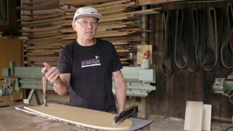 Martin Sammet vor Grundform des Surfskates.