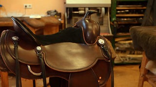Sujetbild aus dem Film: Sattel machen