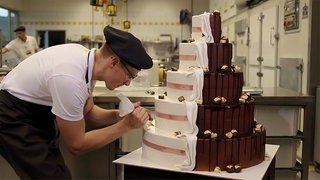 Sujetbild aus dem Film: Hochzeitstorte machen