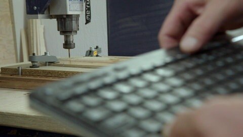 Maschinell gesteuerte Bohrmaschine, Tastatur im Vordergrund.
