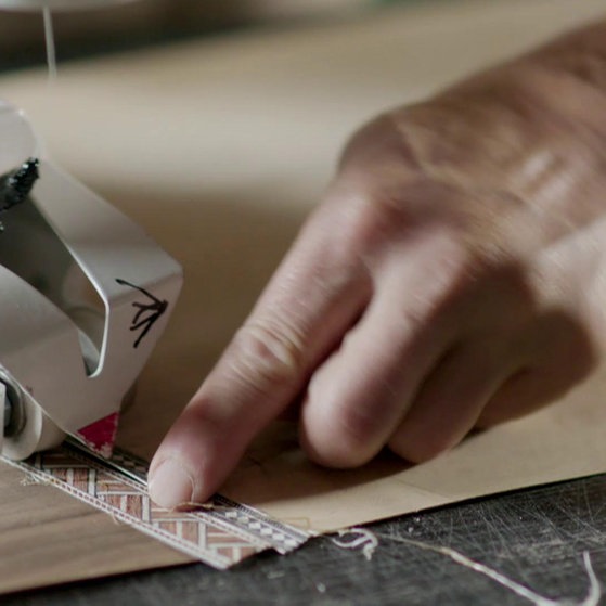 Nahaufnahme: Furniernähmaschine.