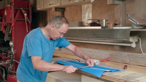 Martin Sammet passt das blaue Griptape an.