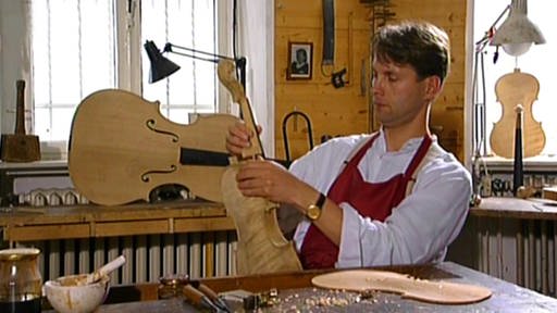 Geigenbauer Peter Greiner betrachtet eine seiner Geigen (Foto: SWR - Screenshot aus der Sendung)