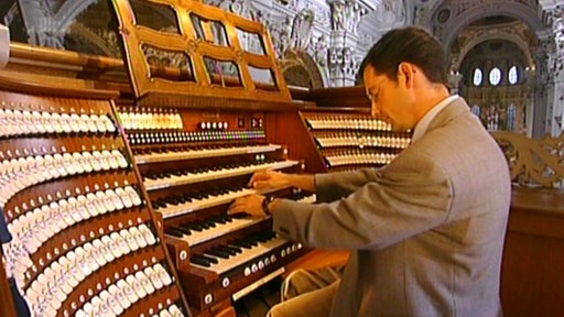 Organist Ludwig Ruckdeschel am Spieltisch der Passauer Domorgel