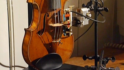 Geige vor einem Spezialmikrofon