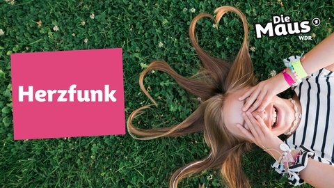 Herzfunk-Sendereihen-Bild: Mädchen liegt im Gras und hält sich die Augen zu, ihre Haare bilden Herzen