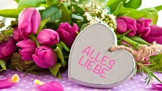 Blumen und ein Herz mit der Aufschrift "Alles Liebe"