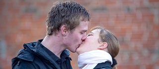 Ein jugendliches Pärchen küsst sich