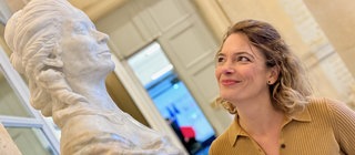 Frauen in der Französischen Revolutuion: Host Lena Ganschow vor der Statue der Frauenrechtlerin Olympe de Gouges.