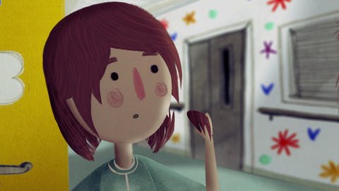 Mädchen steht im Krankenhausgang und hält eine Haarsträhne in der Hand. (Foto: SWR – Screenshot aus der Sendung)
