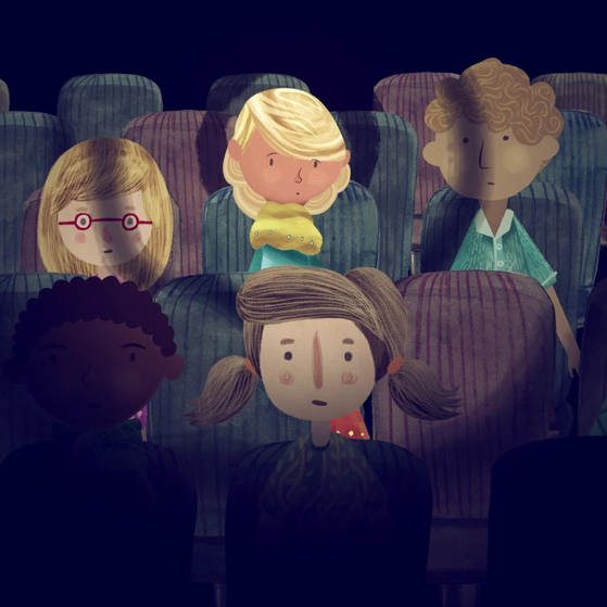 Blondes Mädchen sitzt im Kino. (Foto: SWR – Screenshot aus der Sendung)