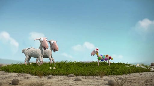 Animation von zwei großen Schafen (links), die auf ein kleines Schaf (rechts) schauen, das bunte Wollknäuele auf dem Körper hat. (Foto: SWR – Screenshot aus der Sendung)