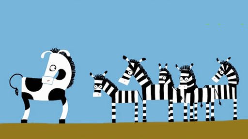 Ein schwarz-weiß gepunktetes, großes Zebra steht links, während vier kleine gestreifte Zebras rechts stehen.