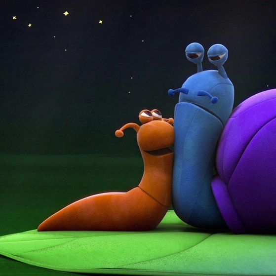 Kleine Schnecke schmust mit großer Schnecke.