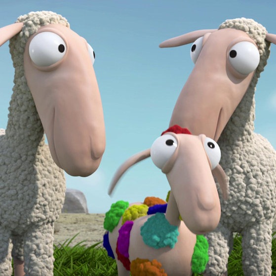 Drei Zeichentrick-Schafe, das kleine mit buntem Fell.