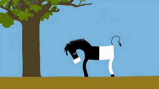 Ein Zebra steht vor einem Baum und senkt traurig den Kopf, seine vordere Hälfte ist komplett schwarz, die hintere weiß