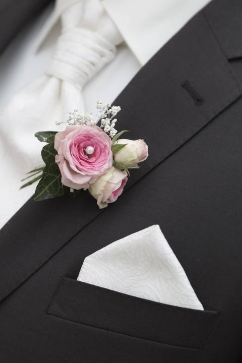 Hochzeitsanstecker an Jacket (Foto: Imago)