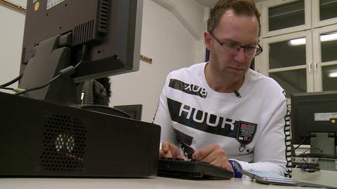 Mann arbeitet an Computer (Foto: SWR - Screenshot aus der Sendung)